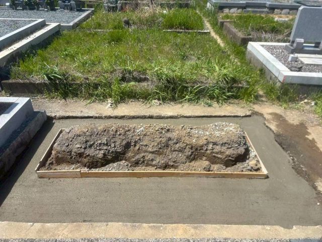 養老町墓地　新しい墓石の建立　②基礎コンクリート打